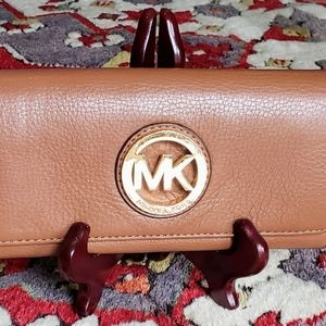 Michael Kors| Fulton, carry all, leather wallet. Good condition.